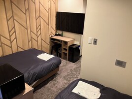 Escritorio, wifi gratis y ropa de cama 