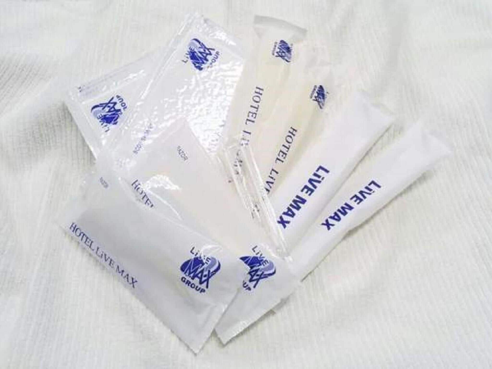 Mehrere wei ße Hotelhandtücher mit der Aufschrift 'LIFE MAX' und 'HOTEL LIFE'.