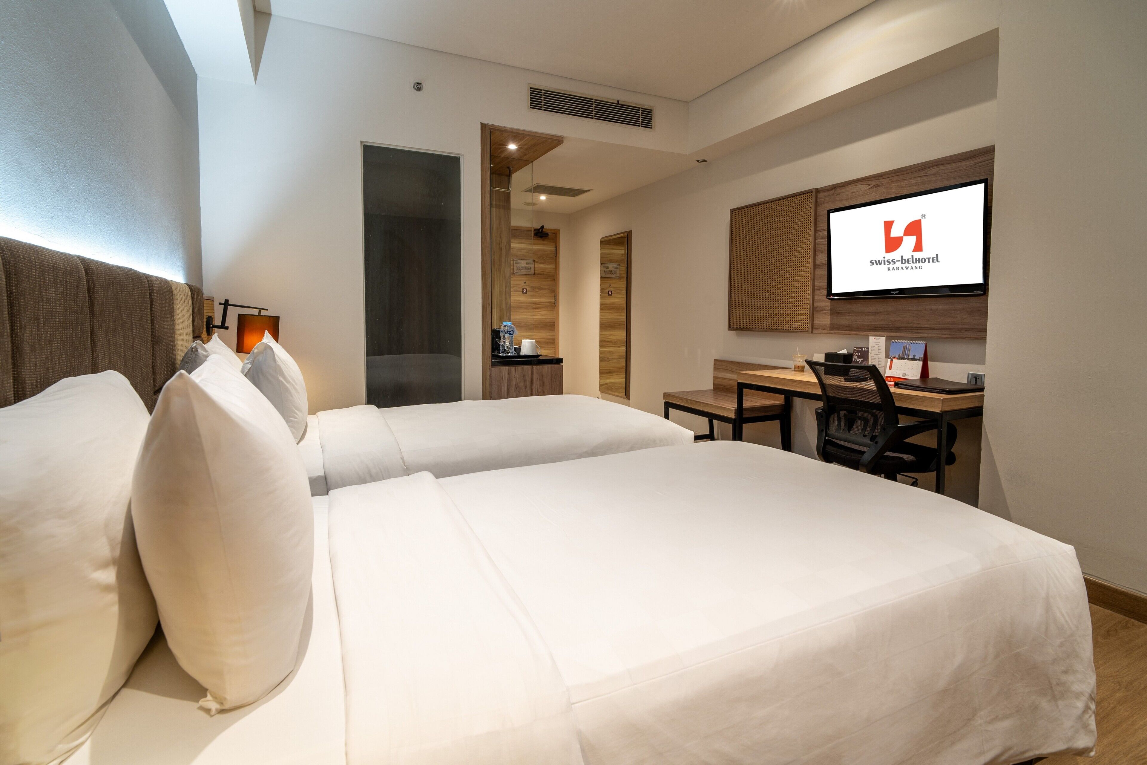 Quarto duplo luxo | Frigobar, cofres nos quartos, escrivaninha