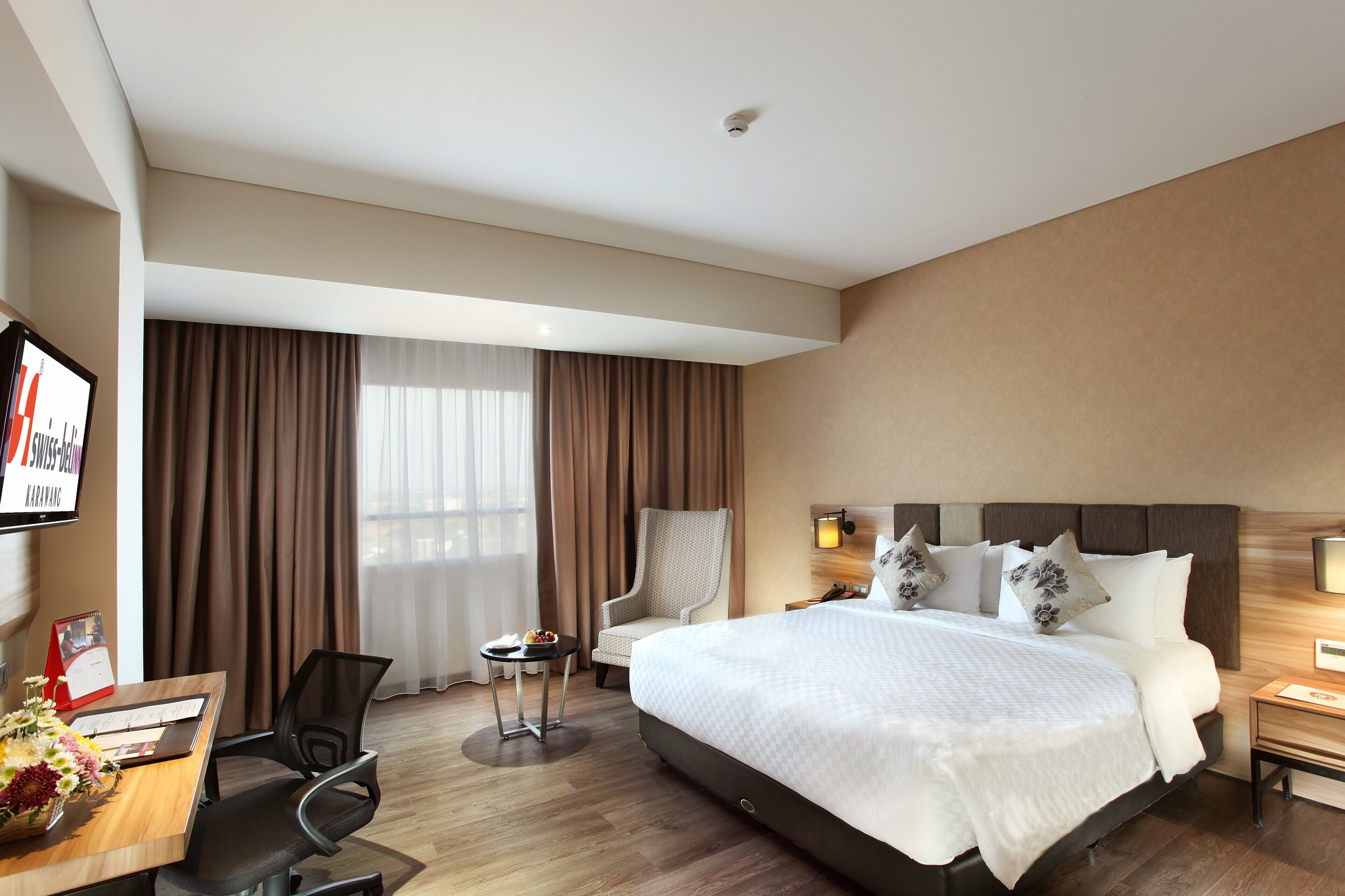 Superior kamer, 1 queensize bed | Een minibar, een kluis op de kamer, een bureau, een laptopwerkplek