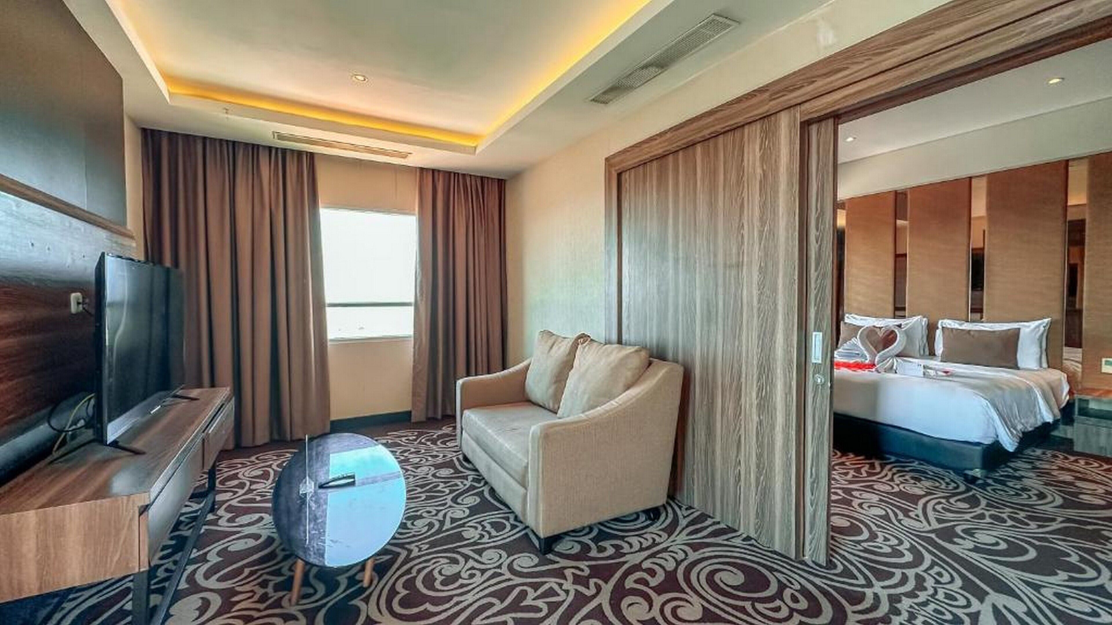 suite | minibar, in-room safe, desk, laptop workspace