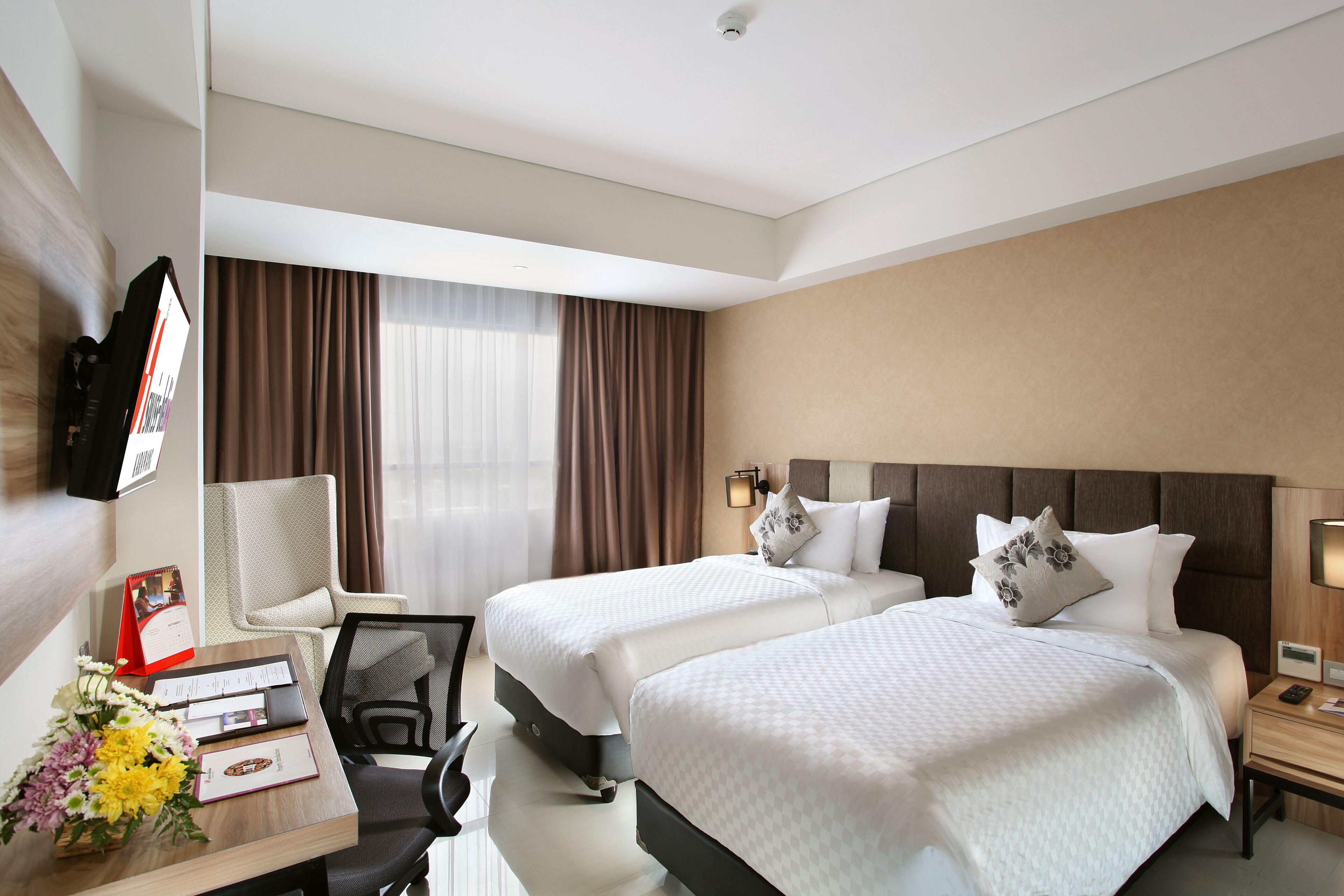 Habitación superior con 2 camas individuales | Minibar, caja fuerte, escritorio y espacio para trabajar con un portátil