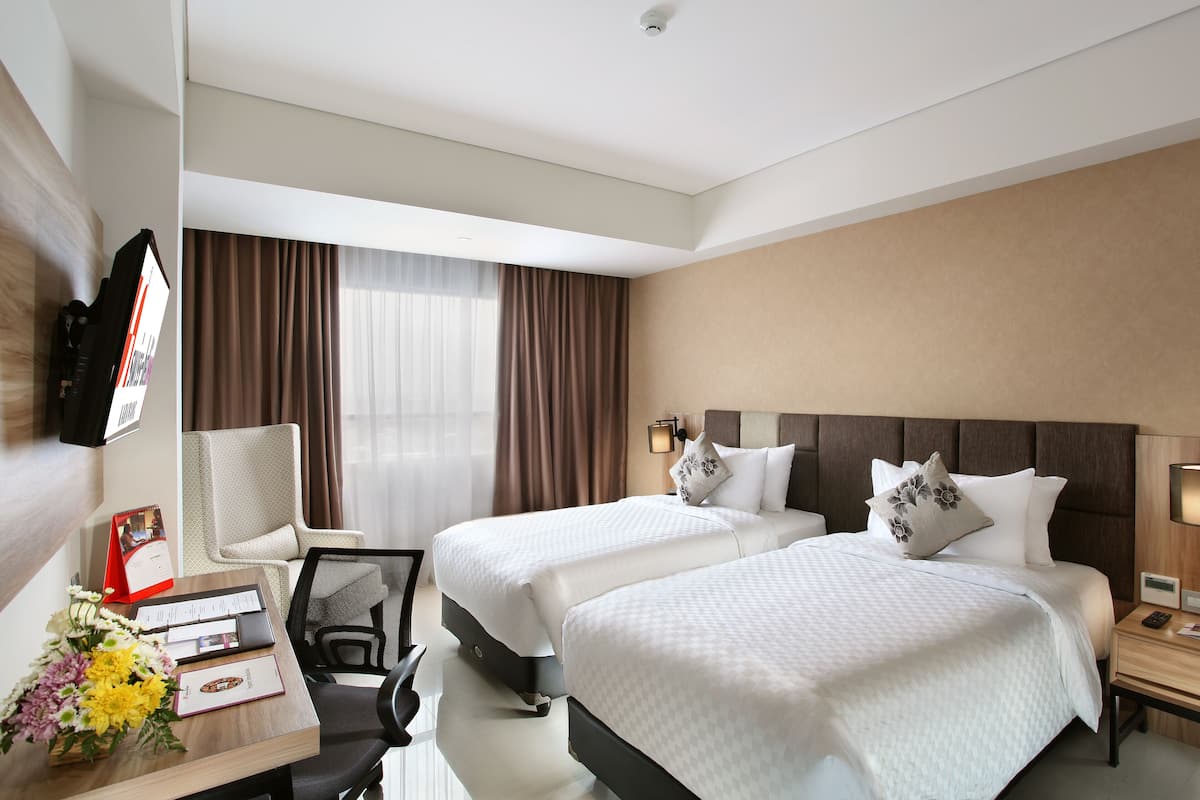 Superior Twin Room | Minibar, in-room safe, desk, laptop workspace