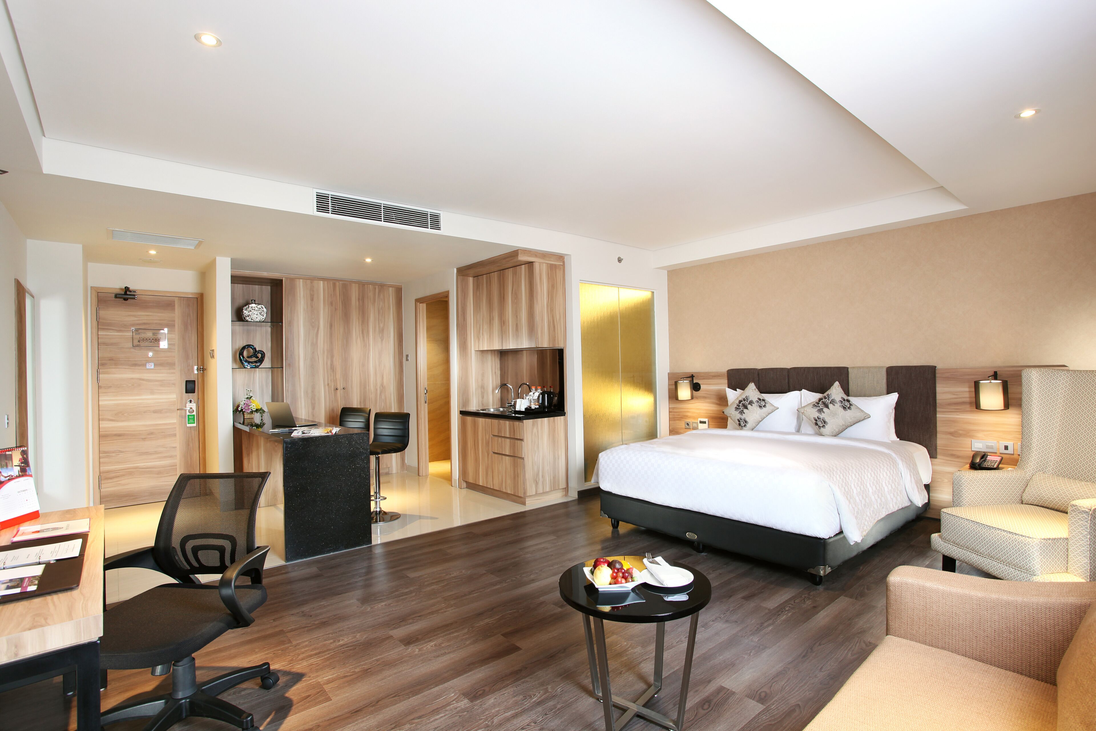 Estudio Business | Minibar, caja fuerte, escritorio y espacio para trabajar con un portátil