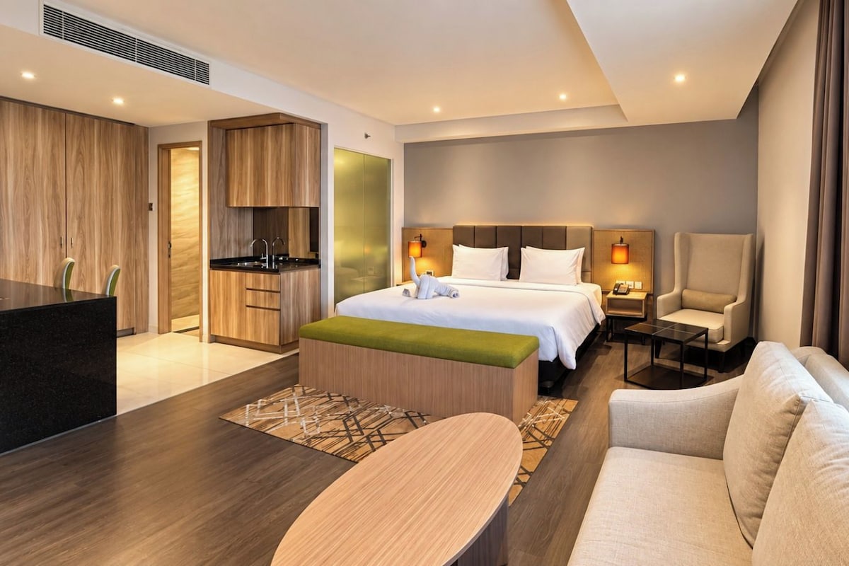 Business suite | Een minibar, een kluis op de kamer, een bureau, een laptopwerkplek