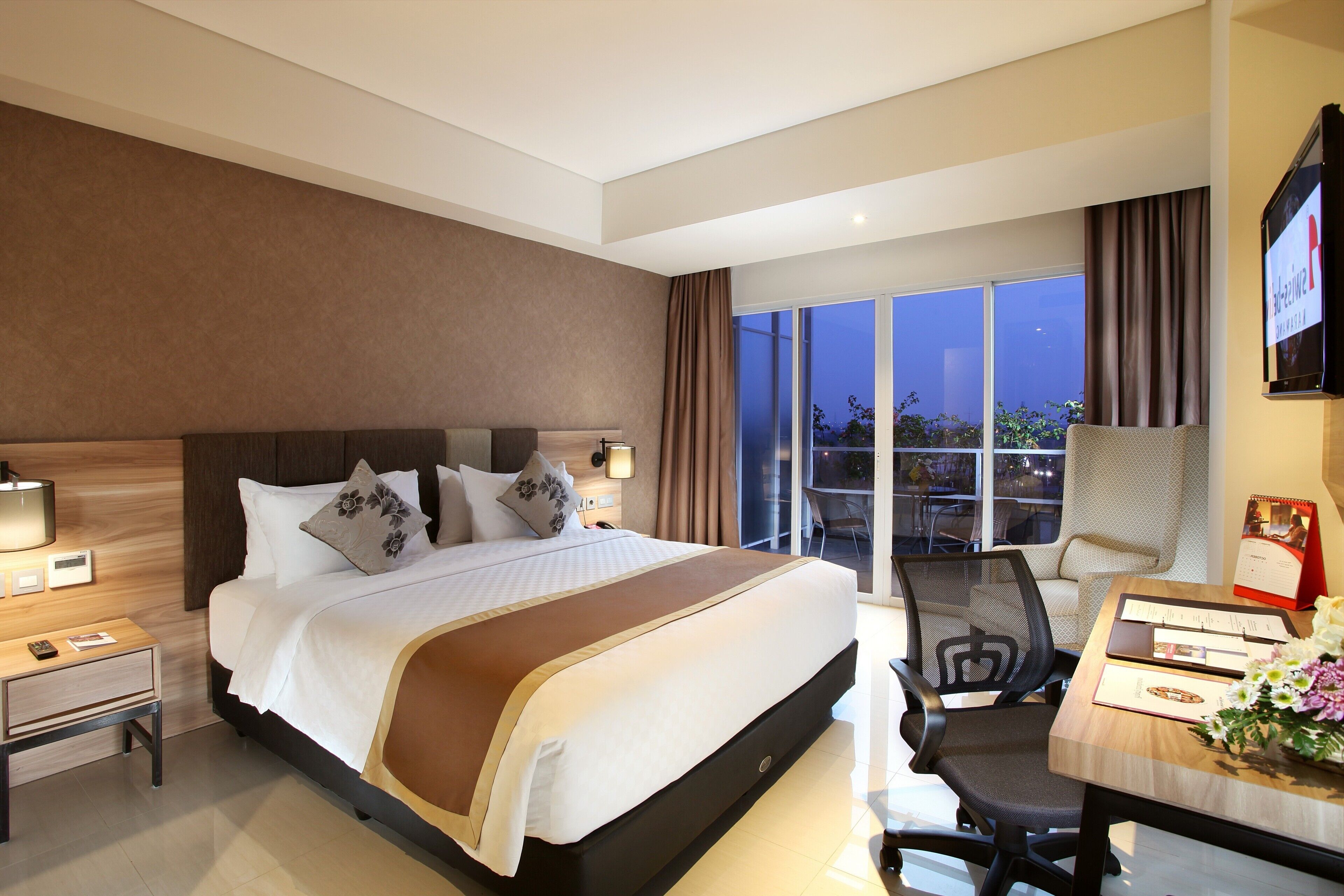 Deluxe kamer (Queen Balcony) | Een minibar, een kluis op de kamer, een bureau, een laptopwerkplek