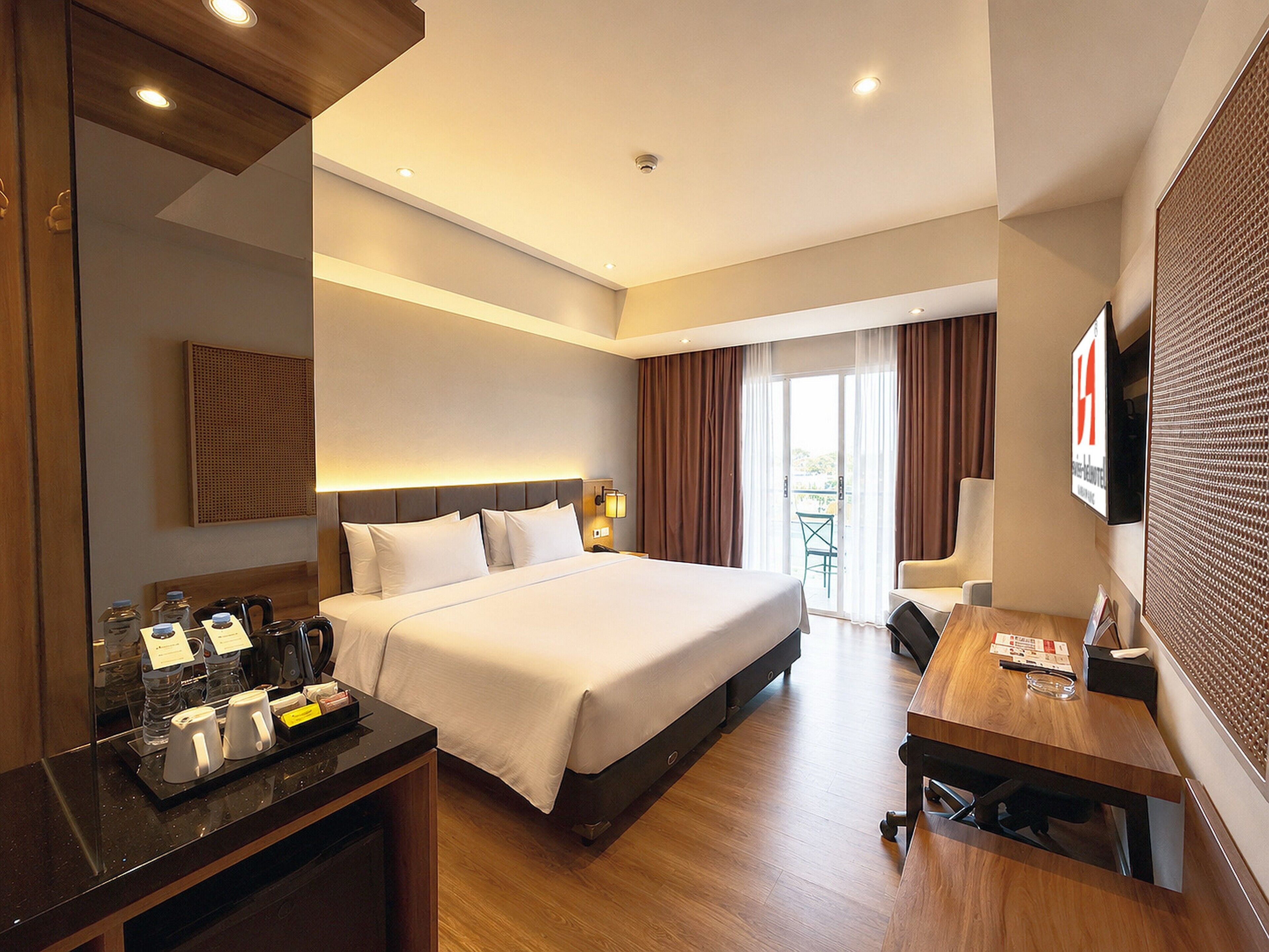 Deluxe Queen Balcony - Smoking Room | Frigobar, cofres nos quartos, escrivaninha