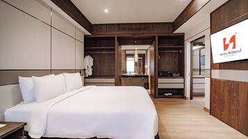 Suite | Minibar, safe på rommet, skrivebord og skrivebord for bærbar PC