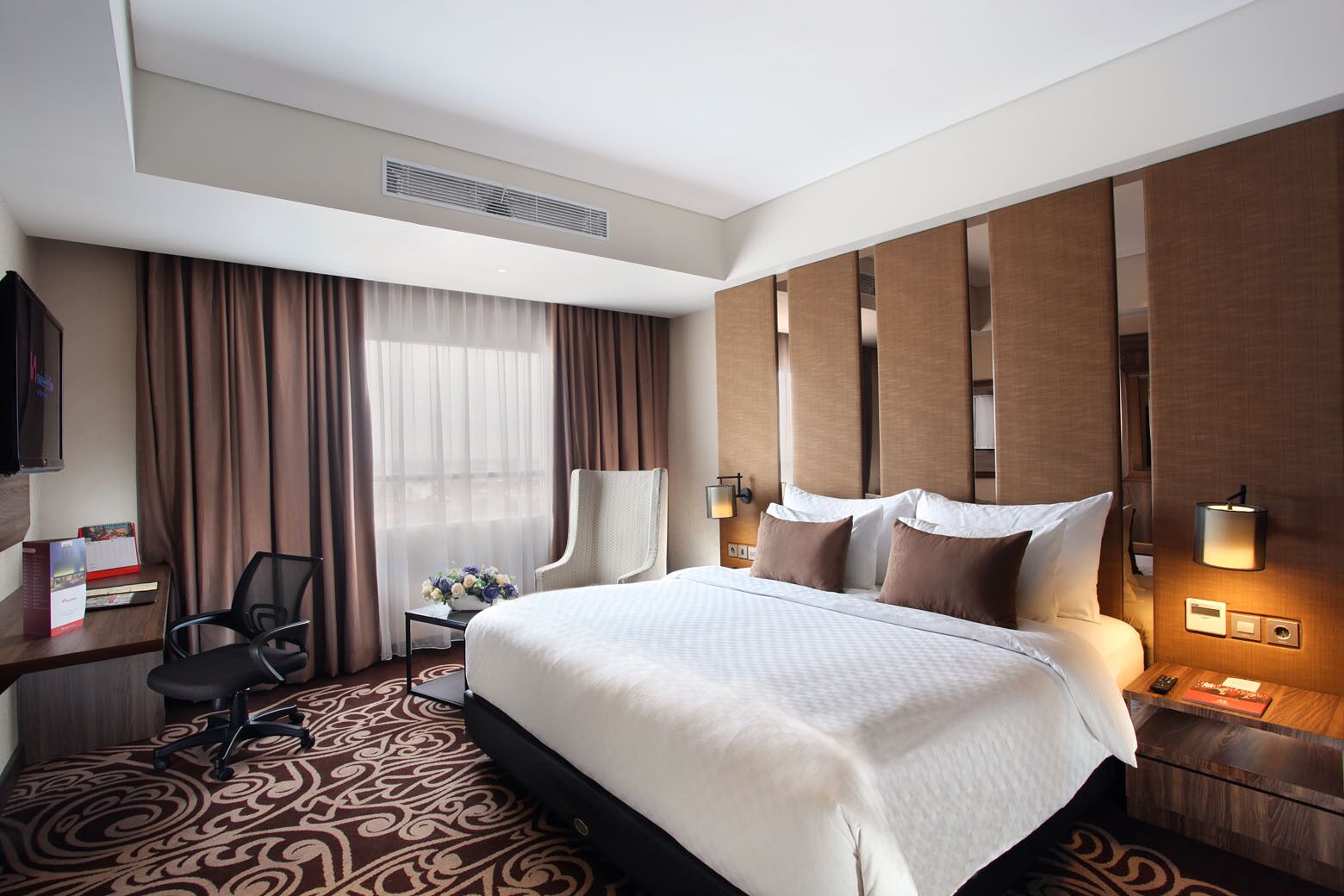 Suite | Minibar, caja fuerte, escritorio y espacio para trabajar con un portátil