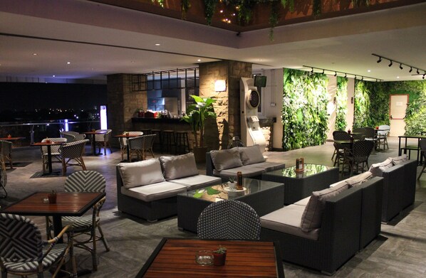 Bar en bord de piscine