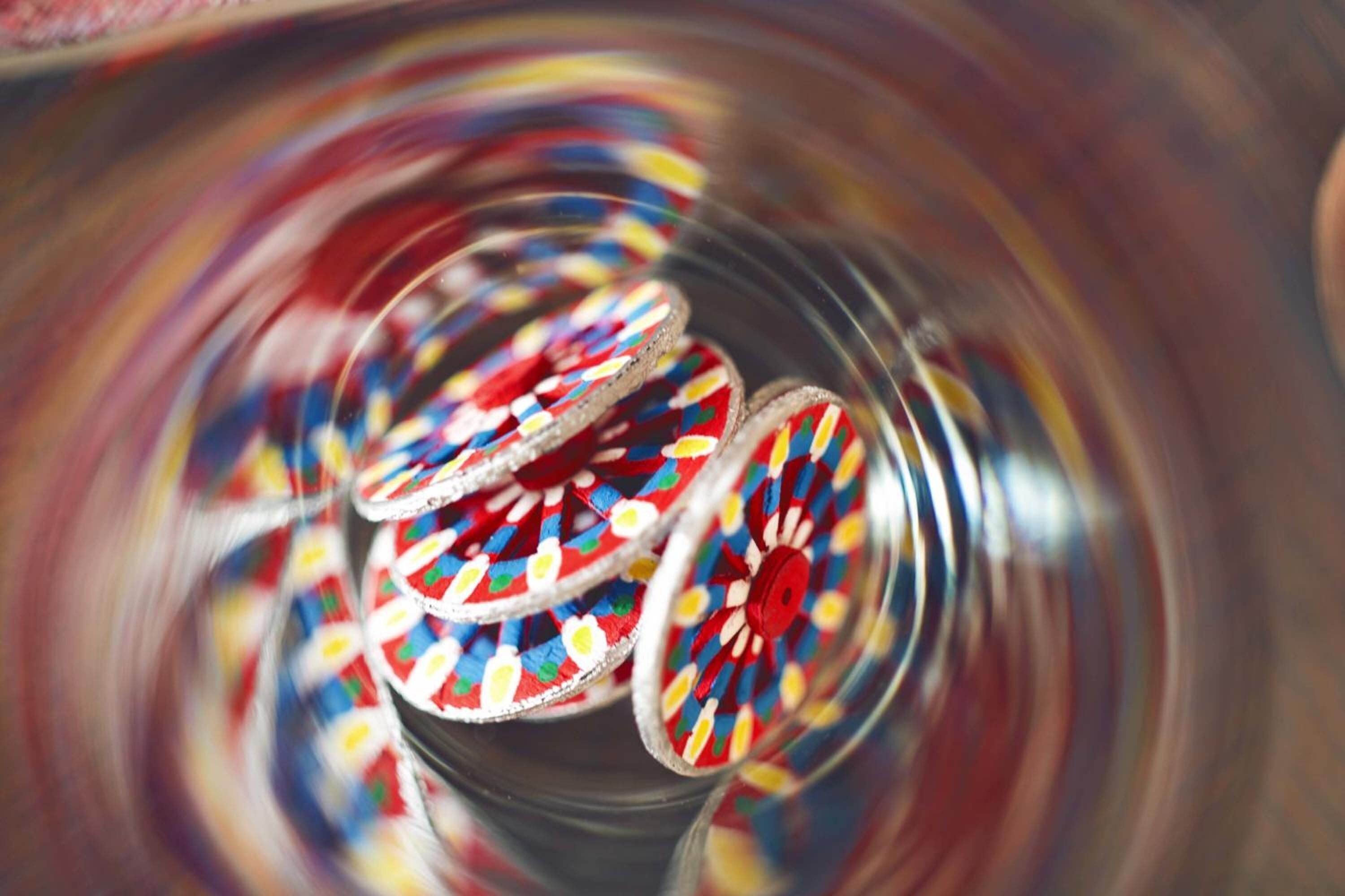 Un oggetto che ruota con motivi colorati.