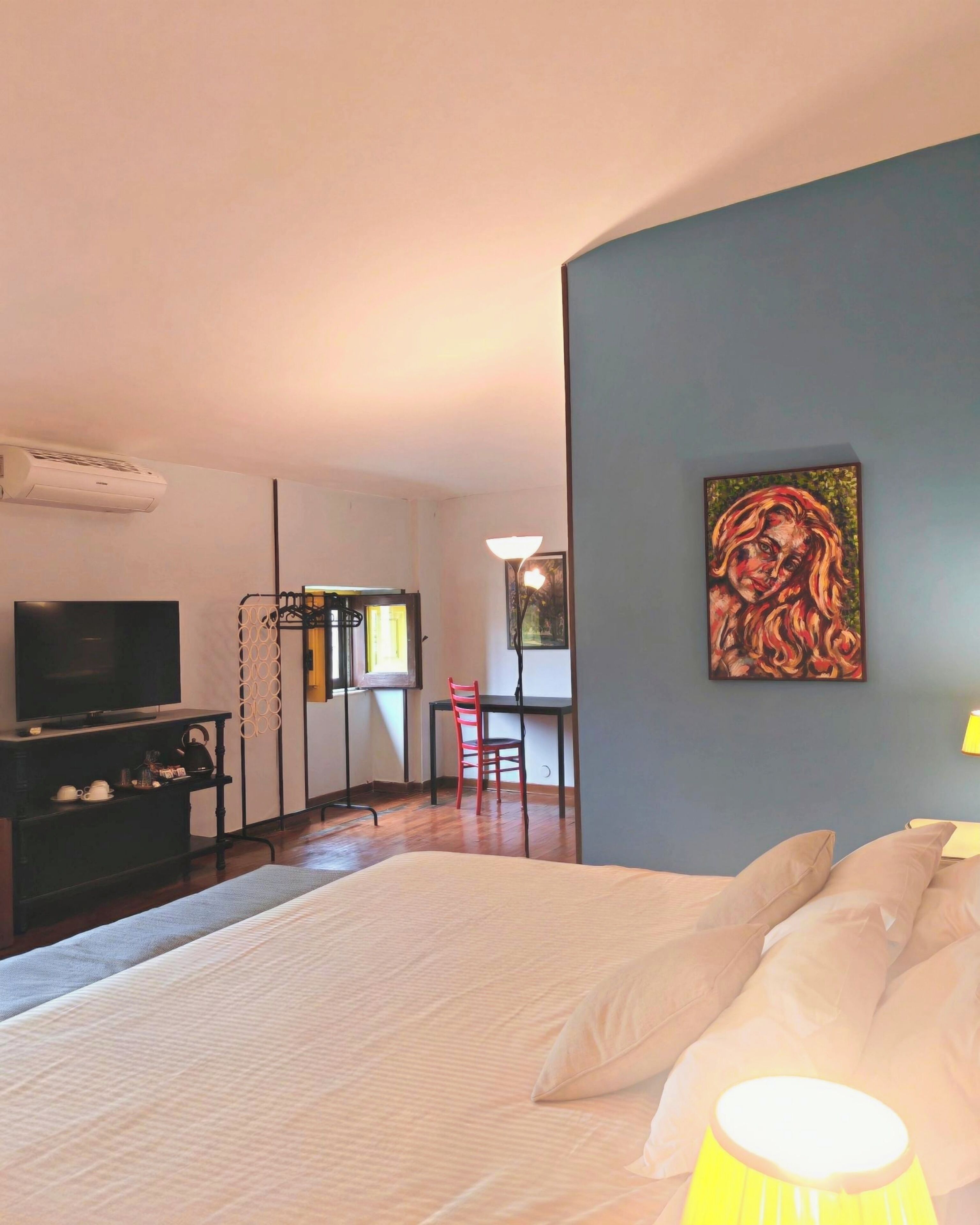 Dreibettzimmer | Hochwertige Bettwaren, Minibar, individuell eingerichtet, Schreibtisch