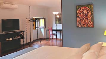 Dreibettzimmer | Hochwertige Bettwaren, Minibar, individuell eingerichtet, Schreibtisch