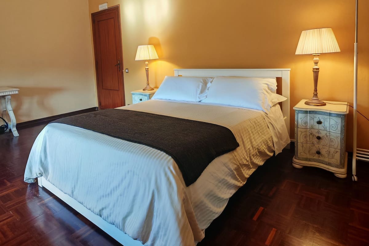 豪華雙人房 | 高級寢具、迷你吧、獨特裝修、書桌