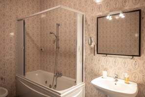 Deluxe Double Room, Balcony | Bathroom | Shower, free toiletries, hair dryer, towels - Liodoro Bed and Breakfast (Catania)