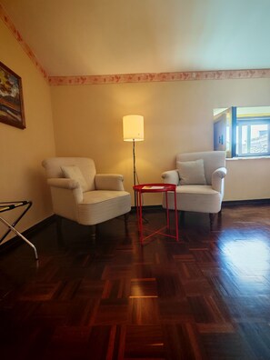 Dobbeltrom – deluxe | Oppholdsområde | Flatskjerm-TV