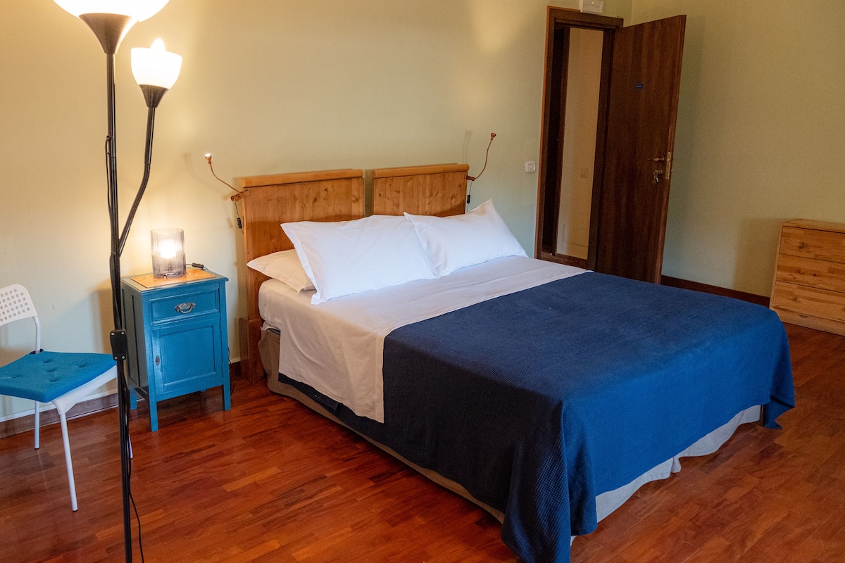 Driepersoonskamer | Luxe beddengoed, een minibar, individueel gemeubileerd, een bureau