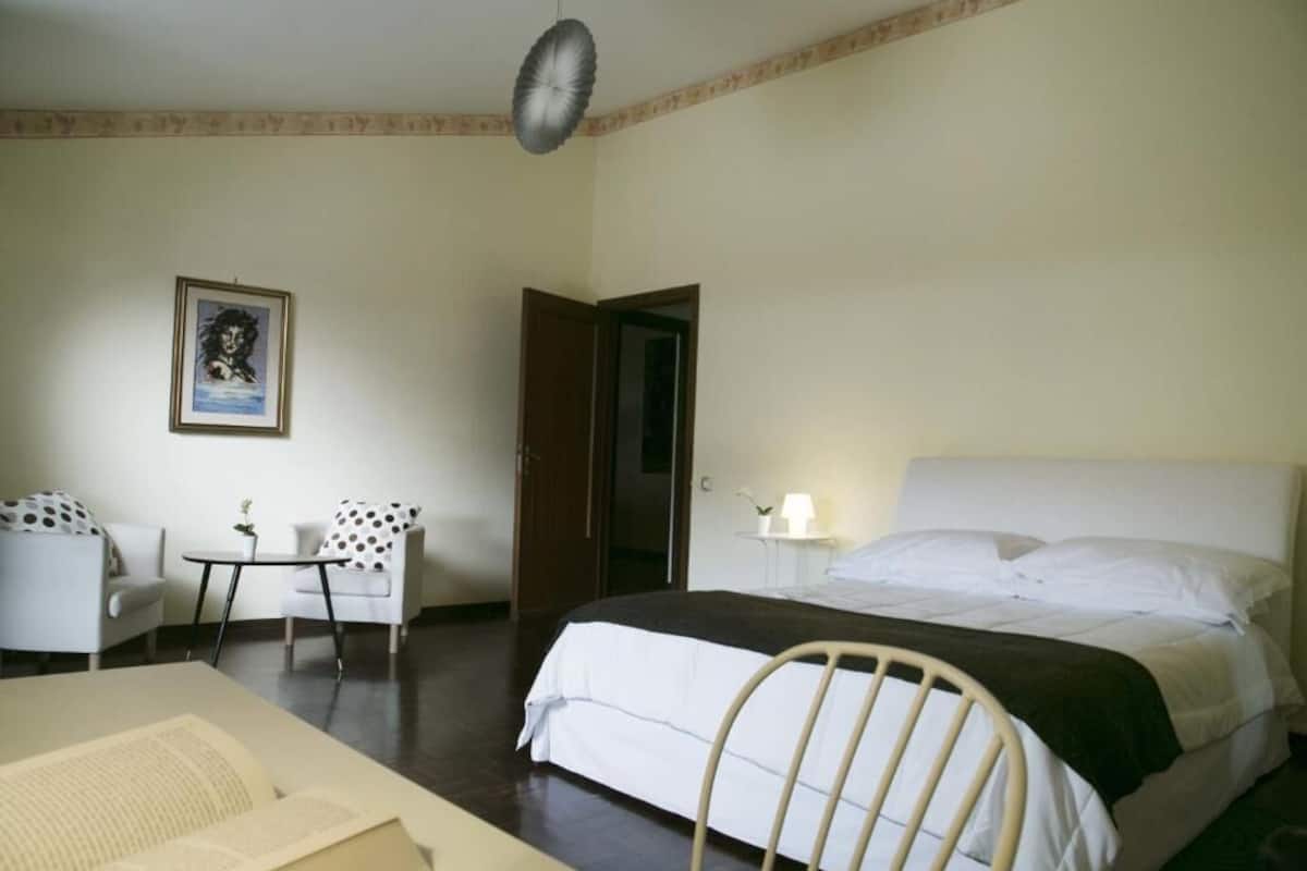 Deluxe tweepersoonskamer | Luxe beddengoed, een minibar, individueel gemeubileerd, een bureau