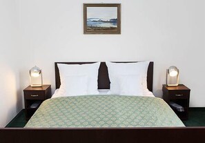 In-room safe, desk, laptop workspace, blackout drapes - Hotel Koch (Ketrzyn)