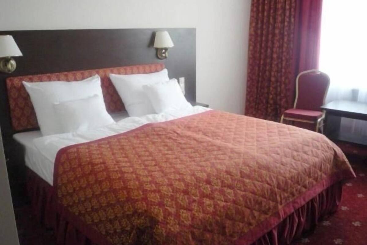 in-room safe, desk, laptop workspace, blackout curtains