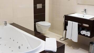 Regadera, amenidades de baño gratuitas, secadora de cabello, pantuflas