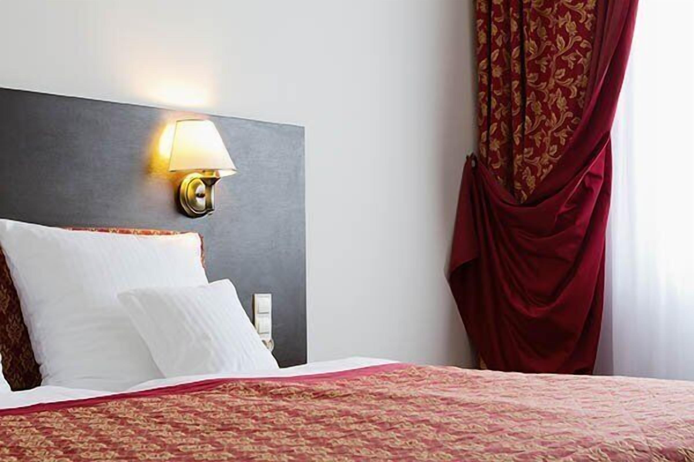 in-room safe, desk, laptop workspace, blackout curtains