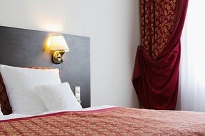 In-room safe, desk, laptop workspace, blackout drapes - Hotel Koch (Ketrzyn)