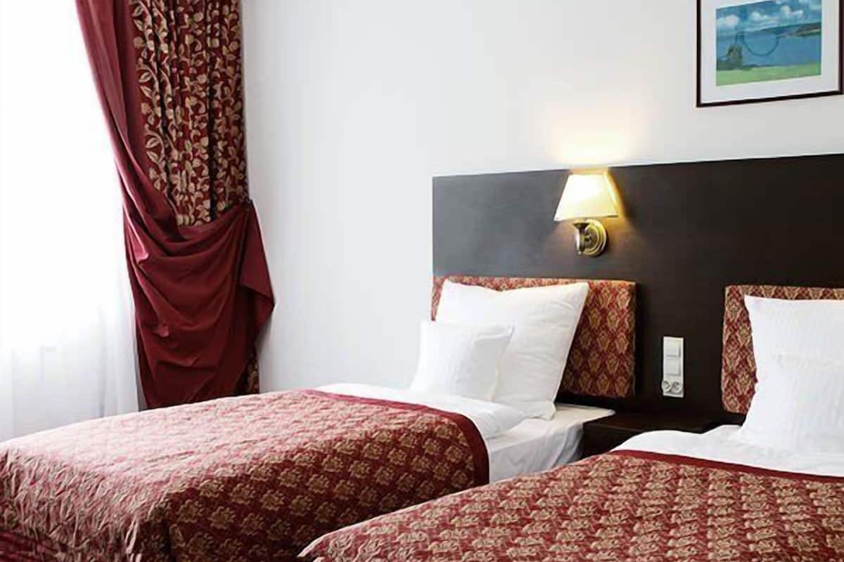 in-room safe, desk, laptop workspace, blackout curtains