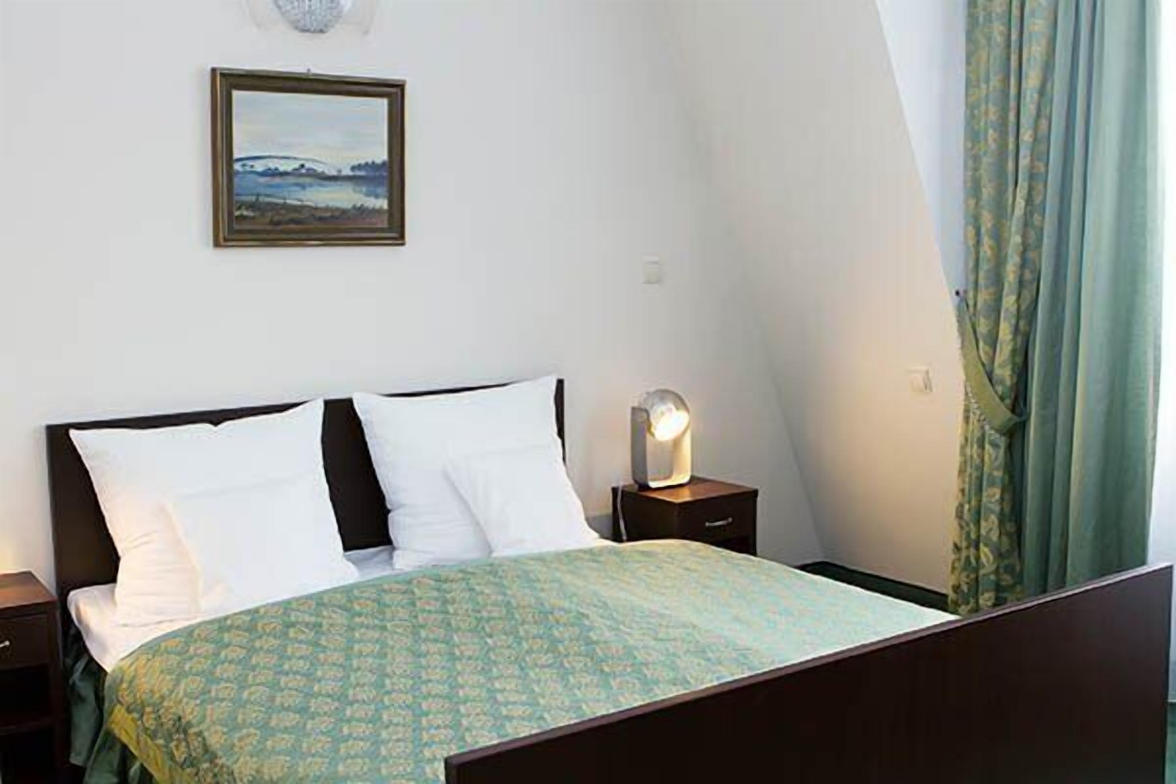 in-room safe, desk, laptop workspace, blackout curtains