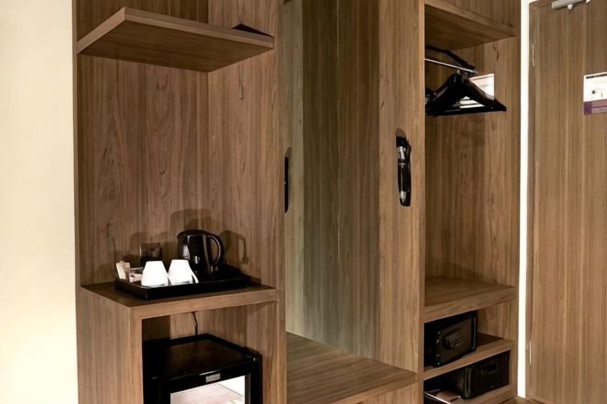 Een houten garderobe met planken en een hanggedeelte.