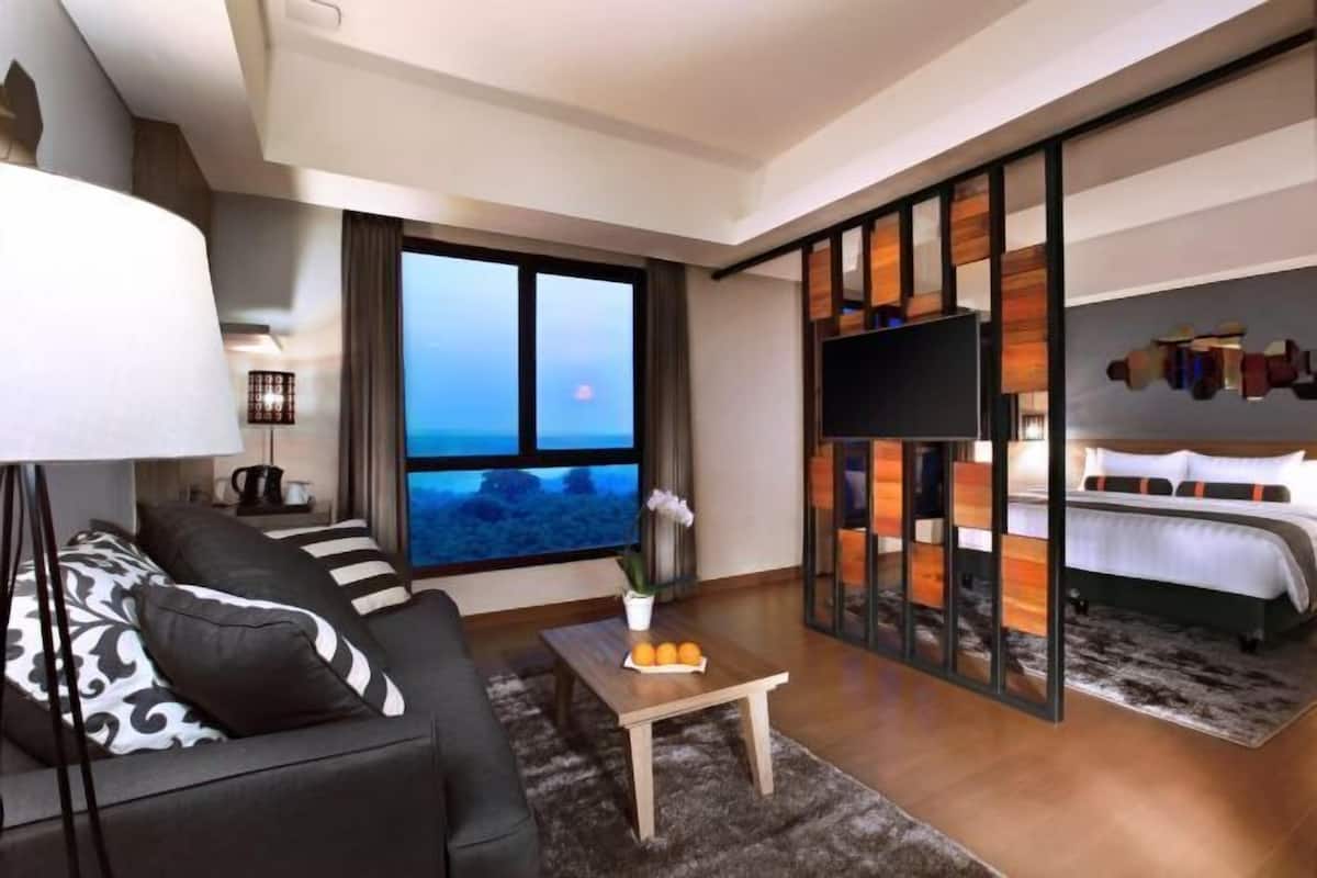 Een minibar, een kluis op de kamer, een bureau, geluiddichte muren