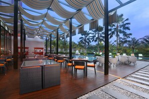 Breakfast, lunch and dinner served - Harper Purwakarta by ASTON (Bungursari)