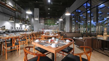 Desayuno (IDR 108000 por persona)
