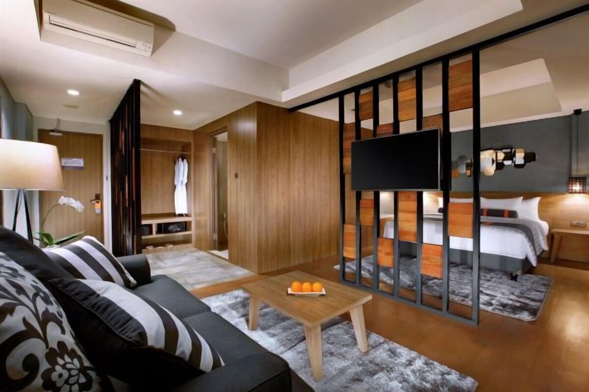 Een minibar, een kluis op de kamer, een bureau, geluiddichte muren