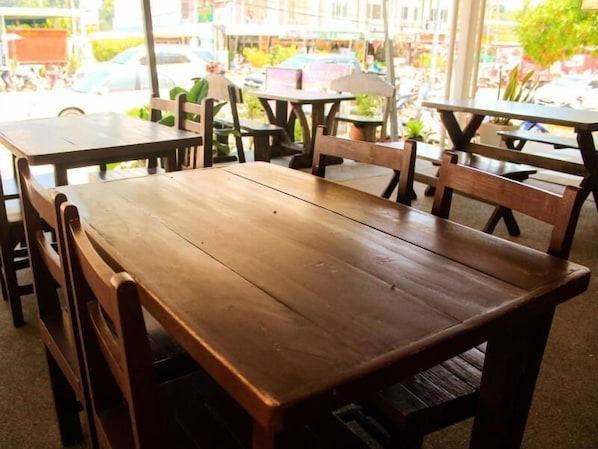 Café da manhã, almoço e jantar; culinária tailandesa