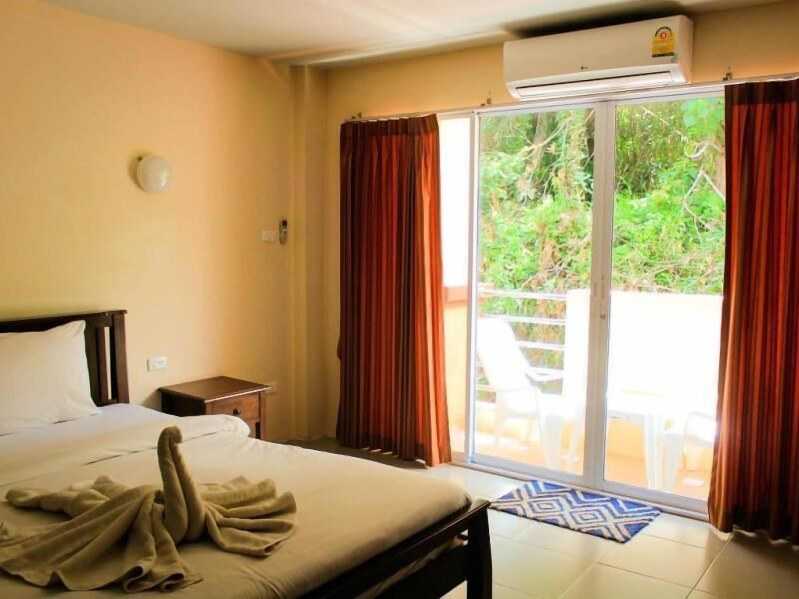 In-room safe, desk, free WiFi