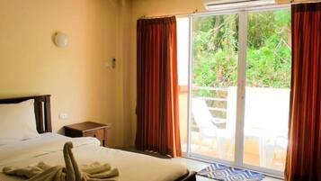 In-room safe, desk, free WiFi