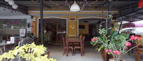 Breakfast, lunch, dinner served; Thai cuisine