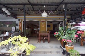 Frokost, lunsj og middag serveres, thailandske retter 