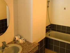 Regadera y amenidades de baño gratuitas 