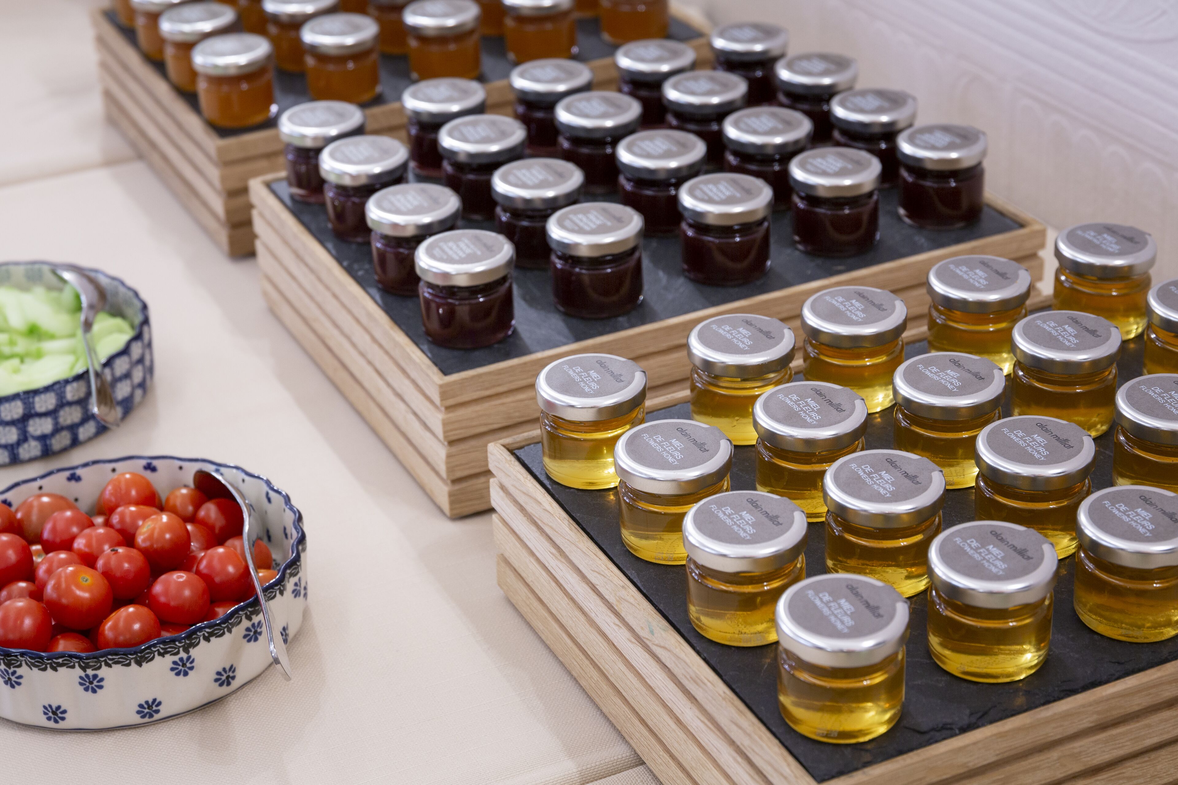 每日供应自助式早餐（每人 EUR 20）