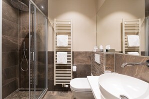 Superior Single Room, 1 Double Bed | Bathroom | Free toiletries, hair dryer, towels - Hôtel Perrin (Luxembourg City)