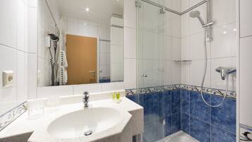 Double Room | Bathroom | Free toiletries, hair dryer, towels