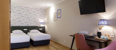 Chambre Supérieure avec lits jumeaux | Coffres-forts dans les chambres, bureau