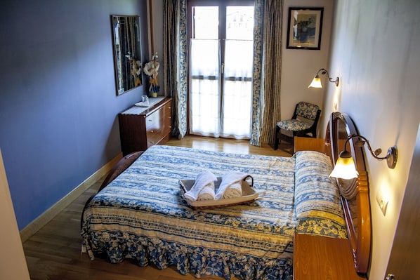 Cortinas blackout, tabla de planchar con plancha y wifi gratis