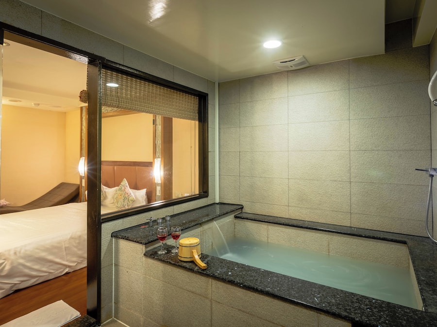 Perushuone, 1 parisänky | Kylpyhuone | Suihkun ja ammeen yhdistelmä, lähdevesiallas, hiustenkuivaaja, tohvelit