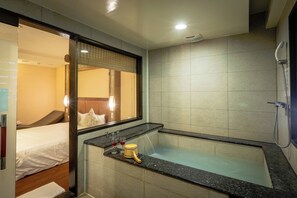 Green Travel Room - Spring Suite | Bathroom | Combined shower/tub, spring water tub, hair dryer, slippers - Chyuan Du Spring Resort (Taipei)