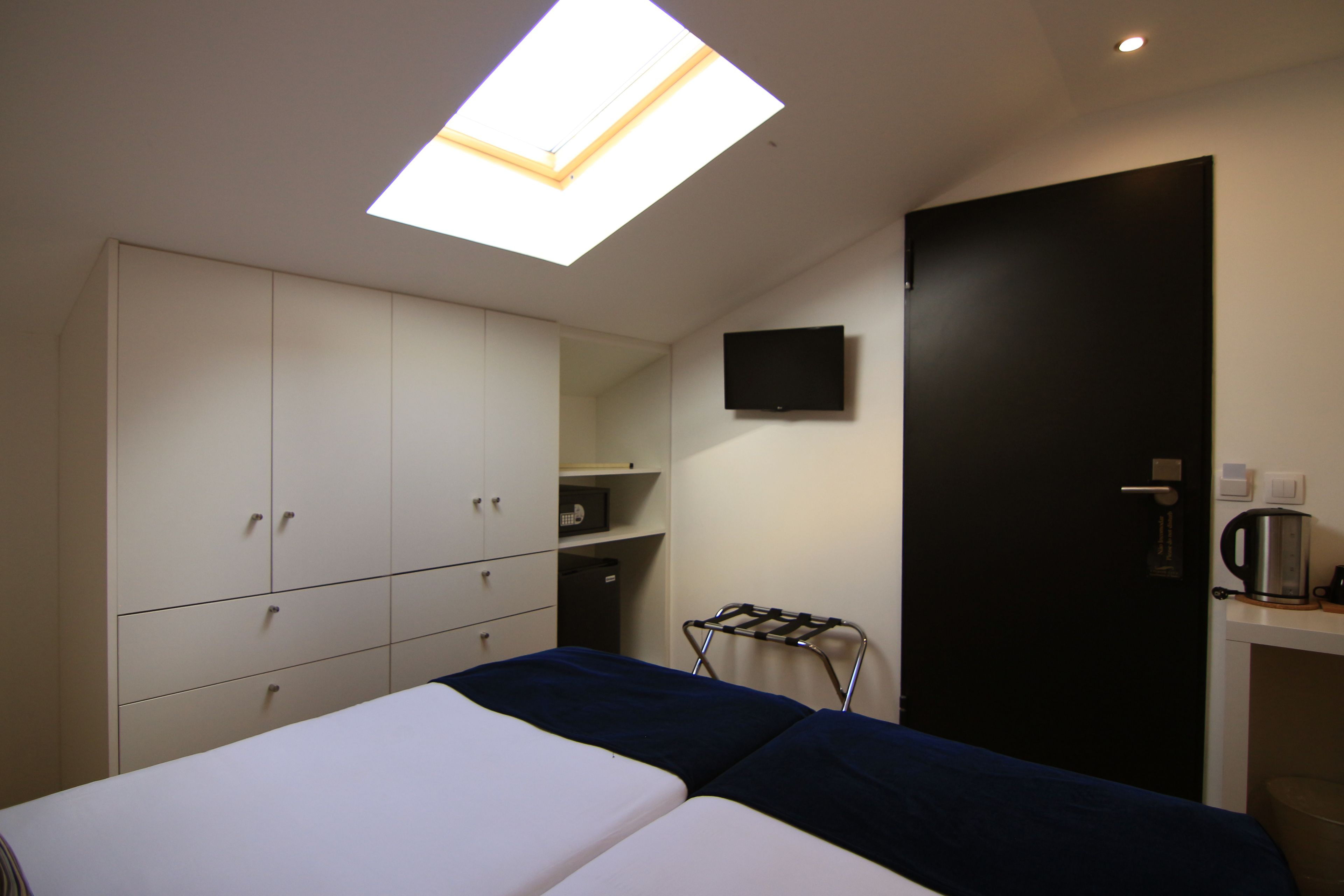 twin room without kitchenette | in-room safe, desk, soundproofing, free wifi