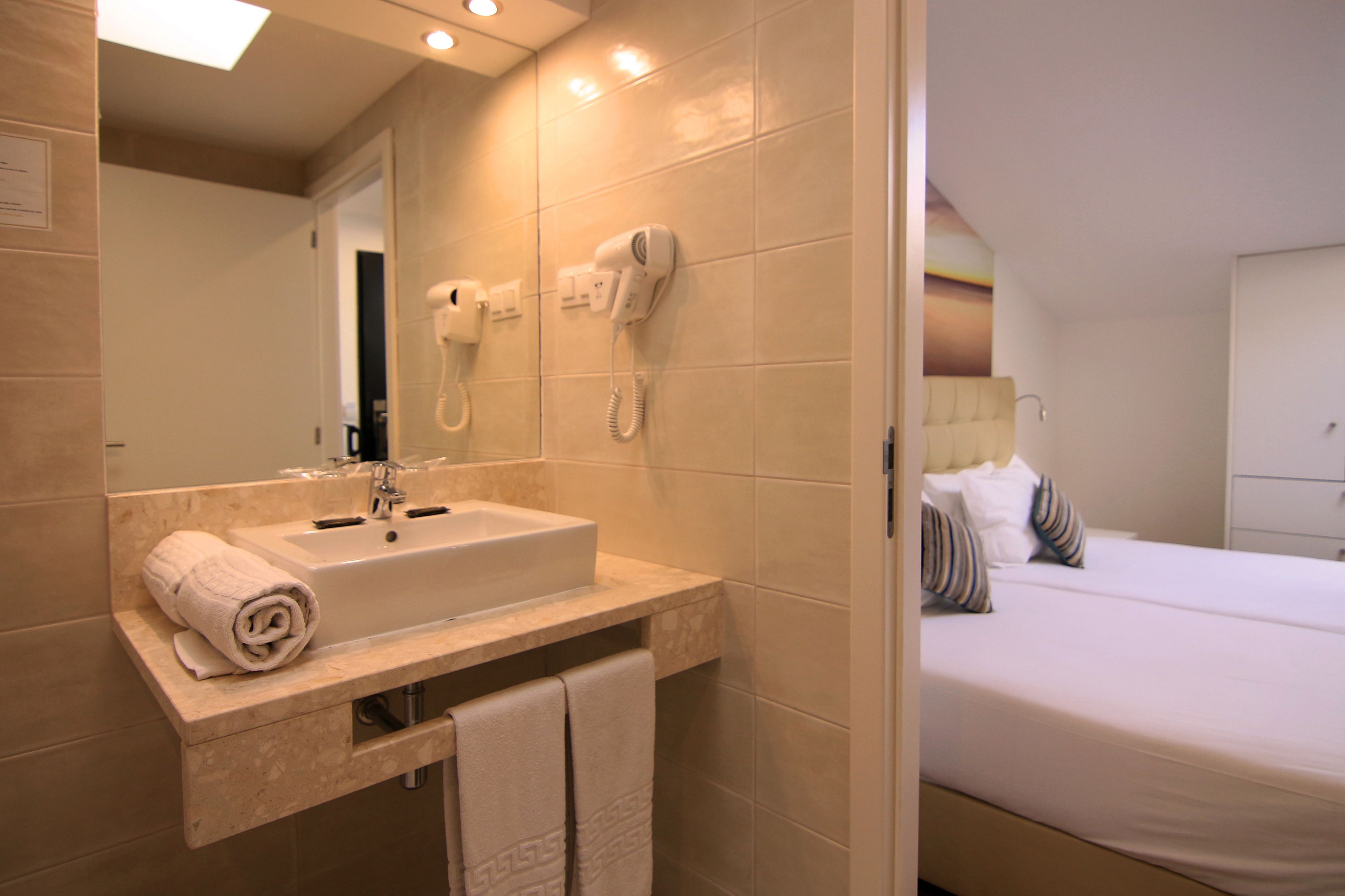 twin room without kitchenette | bathroom sink