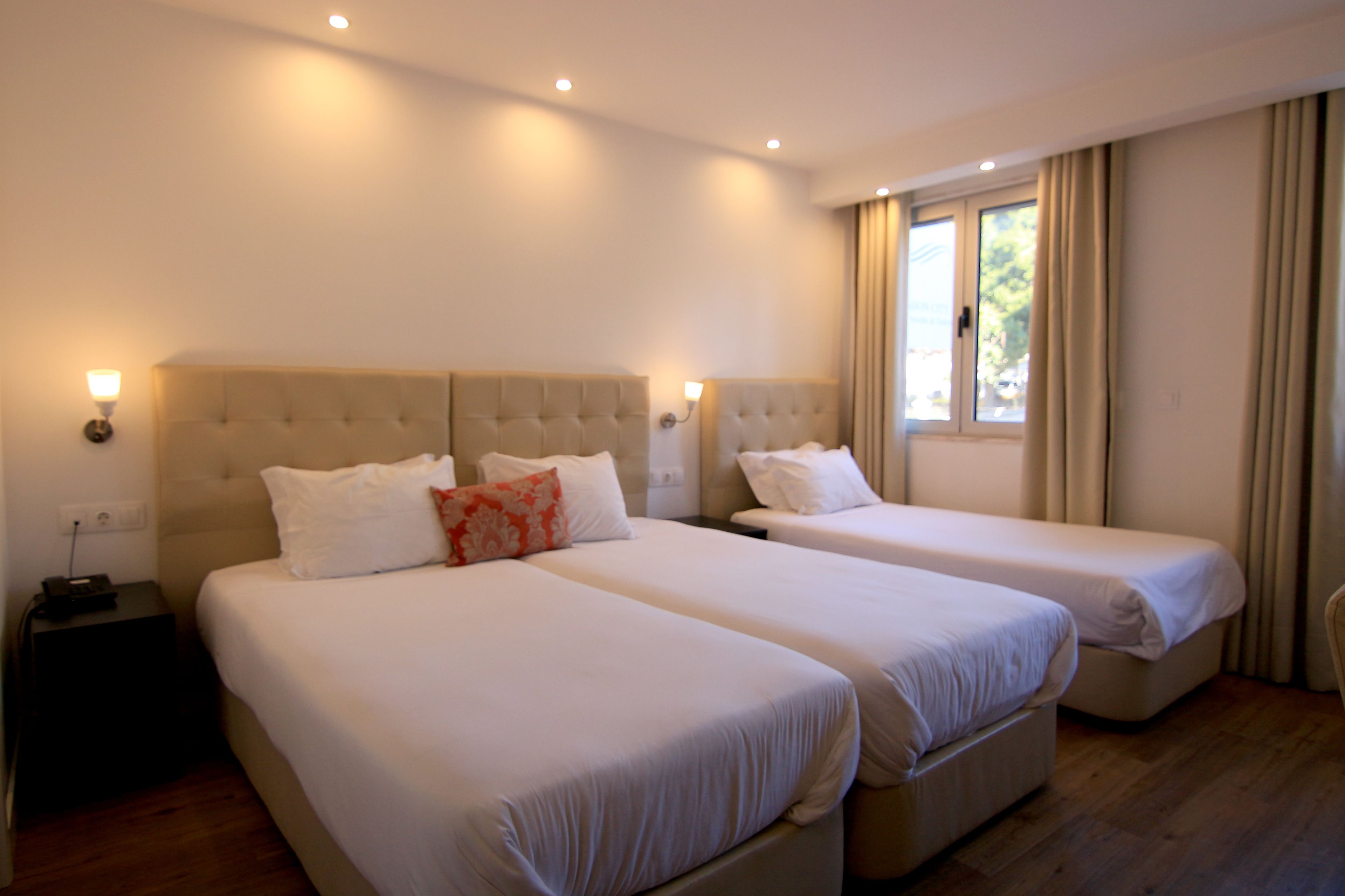 Caja de seguridad en la habitación y escritorio 